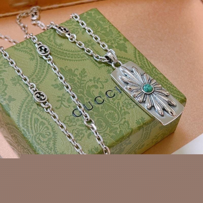 G*u*i necklaces